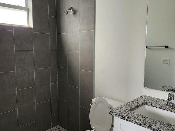 5th image of 2431 Lola Ave S