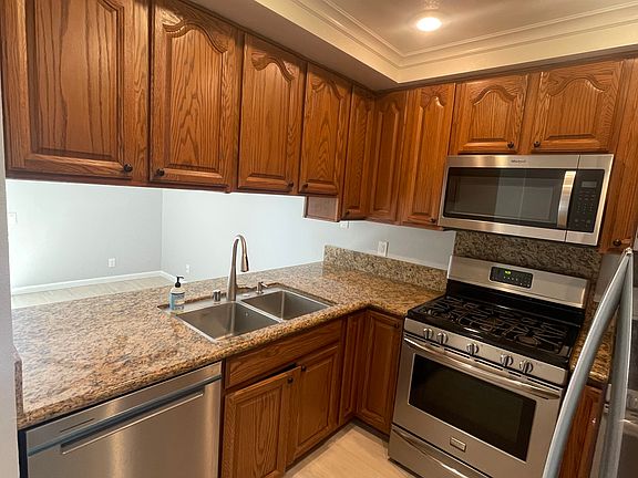 3rd image of 82 Lakeview Cir