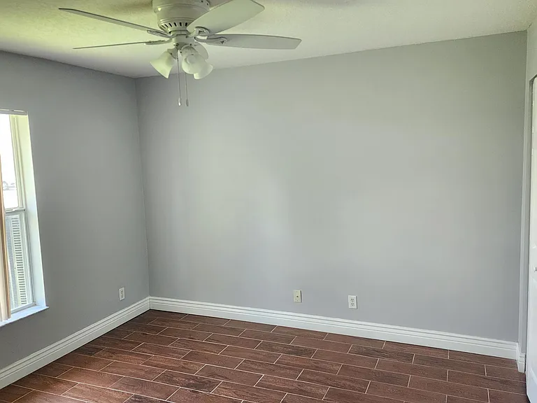425 SW McComb Ave — Photo 13