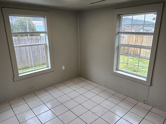 3rd image of 1094 43rd Ave