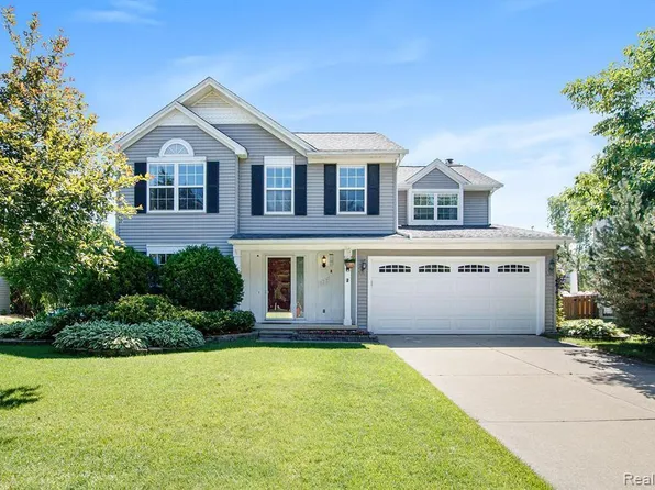 972 S Parkwood Dr, South Lyon, MI 48178