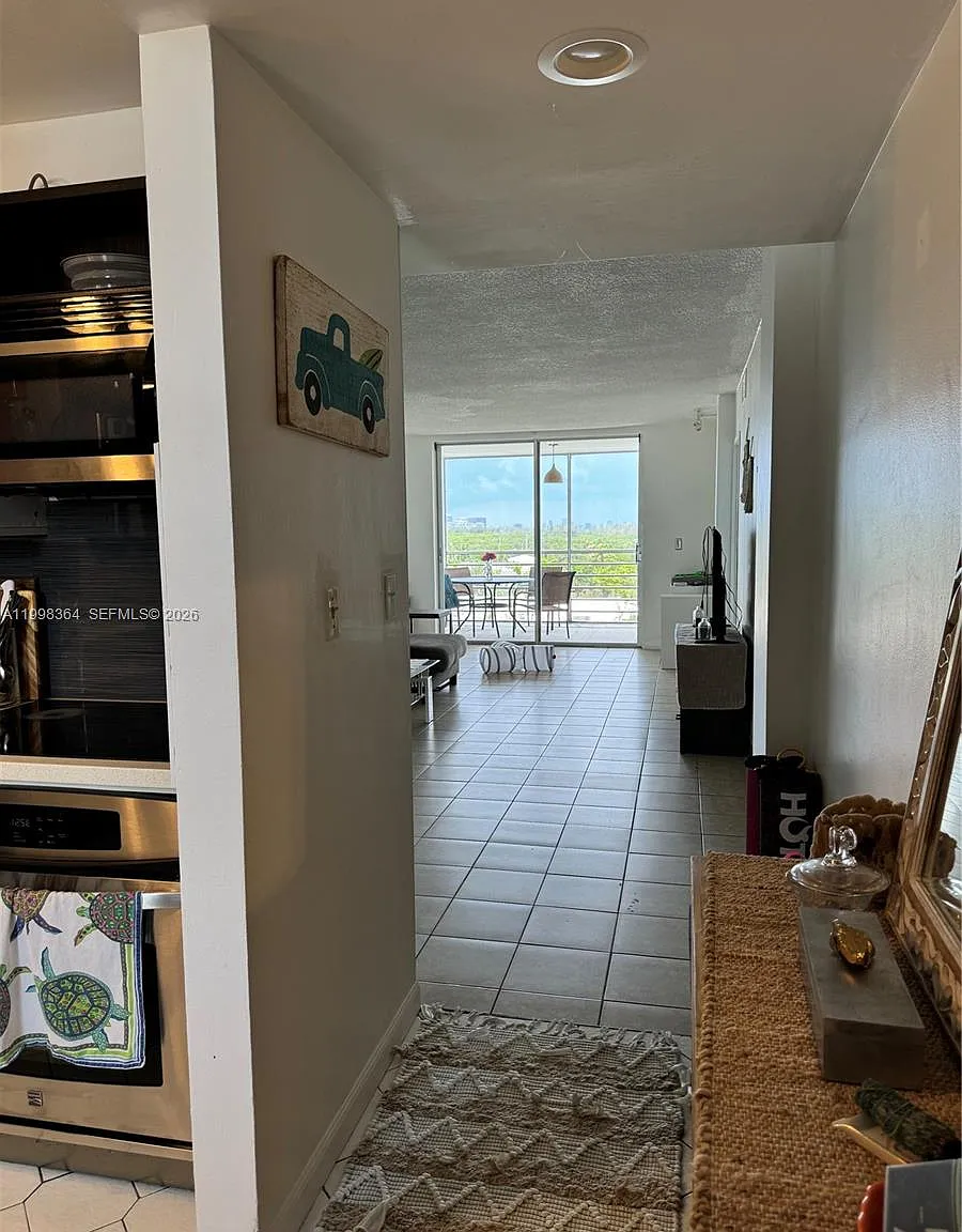 Eastern Shores White Hous — Photo 3