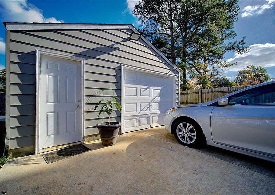 Detached garage/workshop 