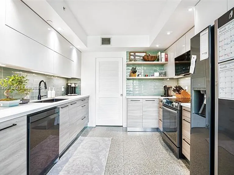 245 Michigan Ave #5-LG — Photo 6
