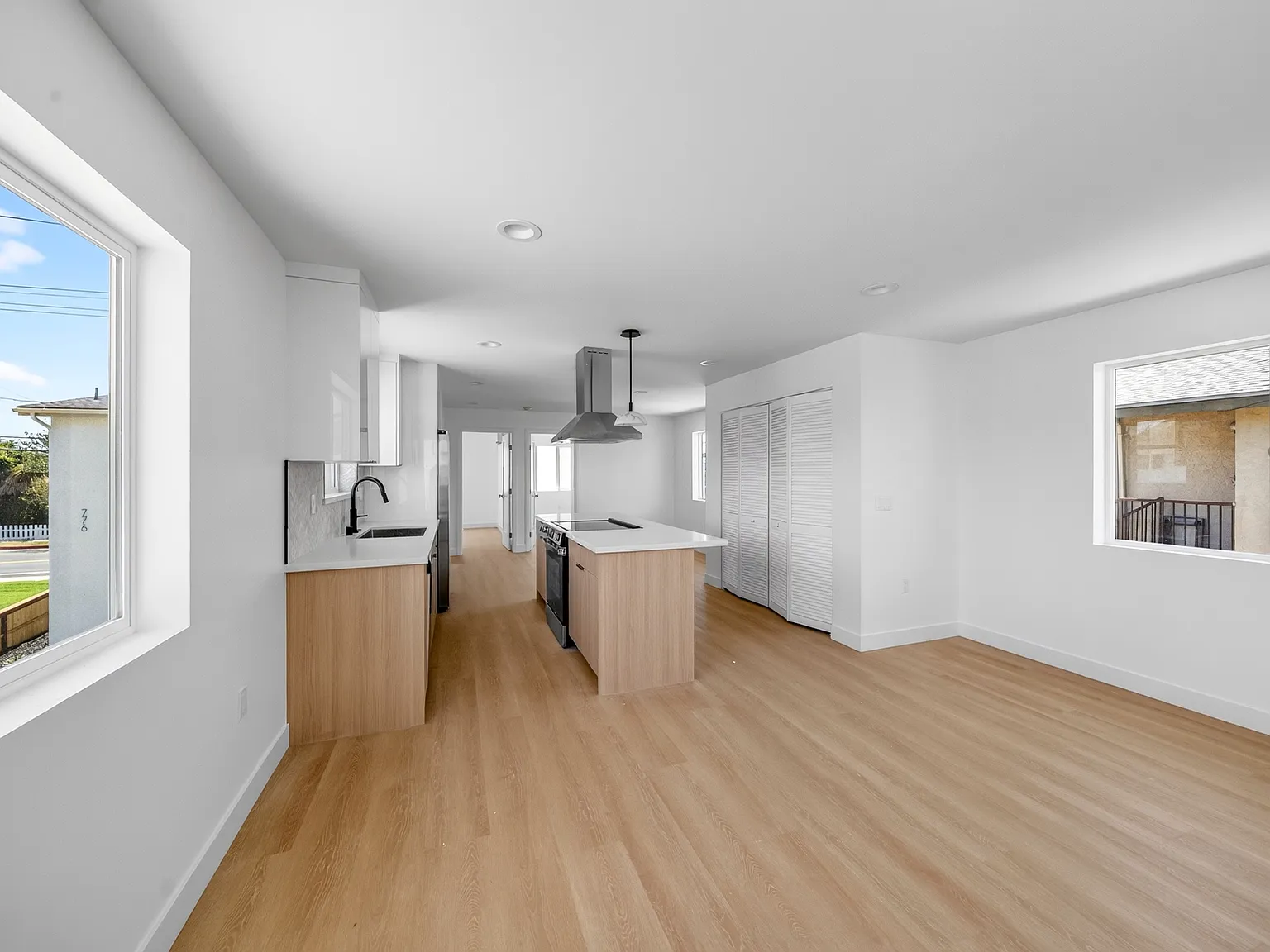 776 W Wilson St — Photo 2