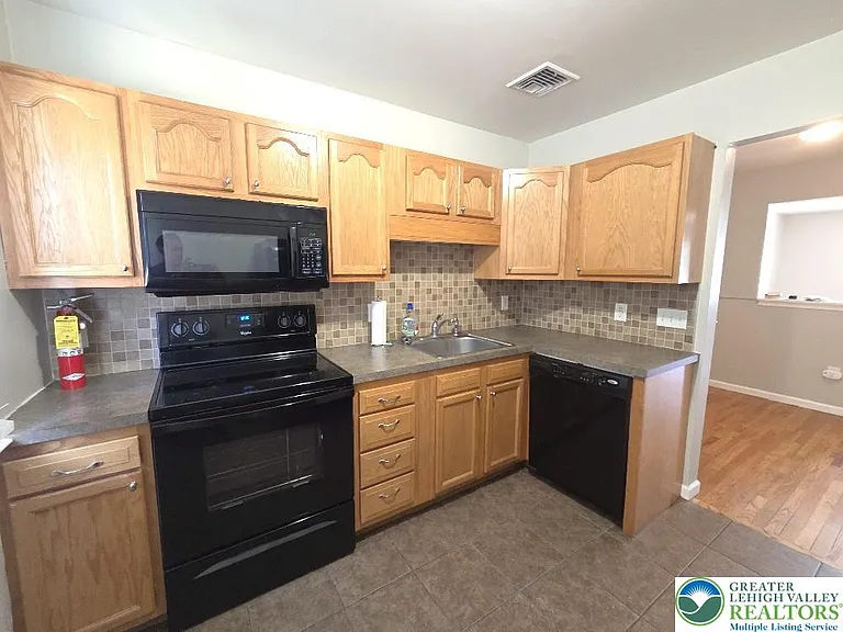 1747 Schoenersville Rd — Photo 7