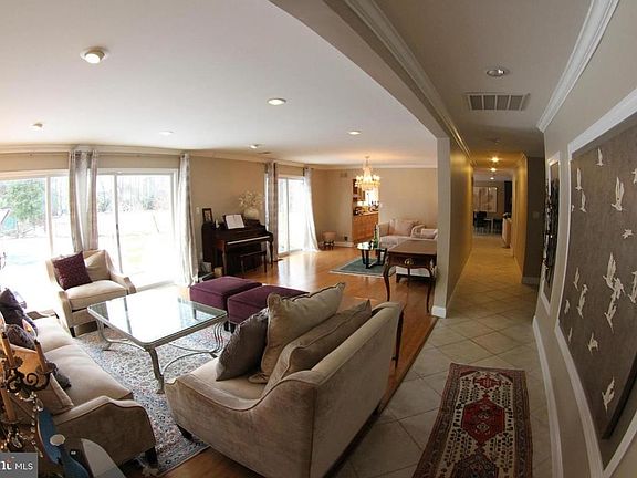 LIVING ROOM WITH VIEWS OF BACKYARD