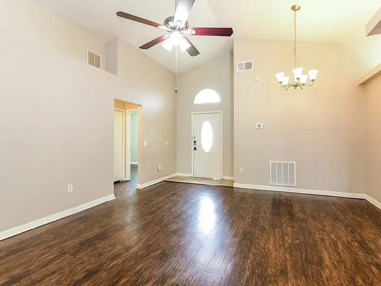1129 Pinedale Dr — Photo 4