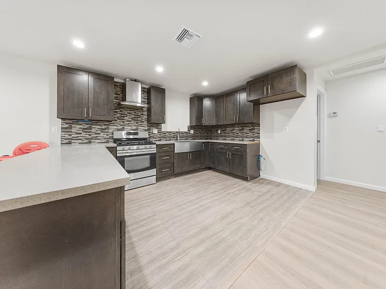 10554 Plainview Ave — Photo 33