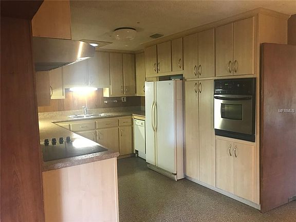 4th image of 17920 Burnside Dr