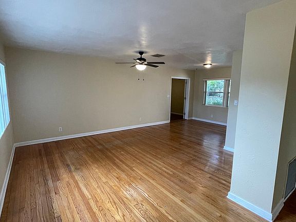 2nd image of 415 Avenue F SE