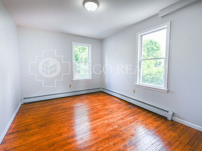 451-455 Edgewood St — Photo 8