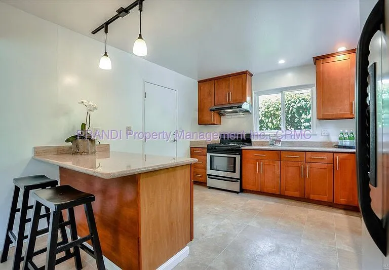 2040 Shady Ln — Photo 2