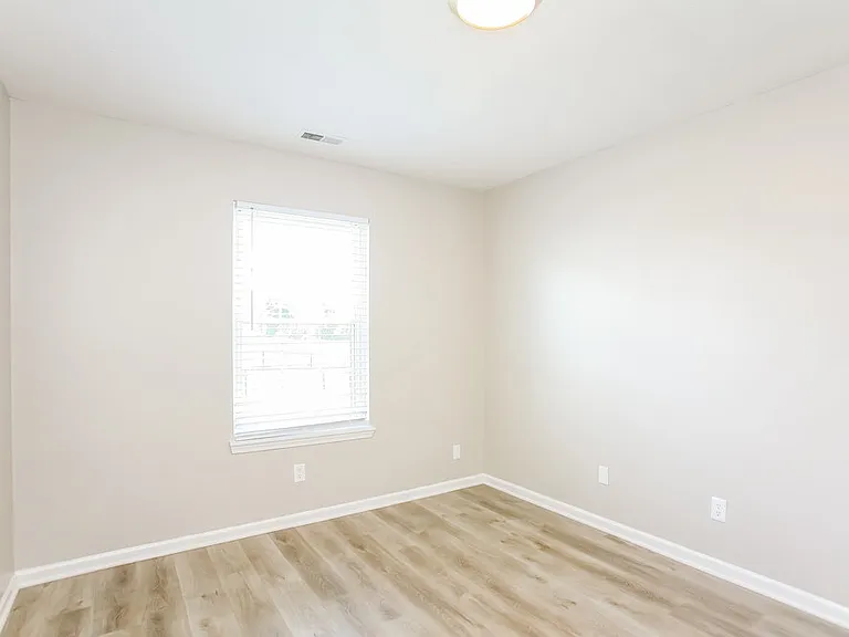1015 Redwood Dr — Photo 12