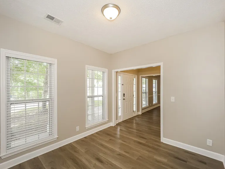 284 Baldwin Ct — Photo 4