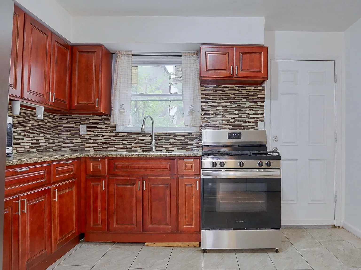 2 bed, 1.5 bath, $2,400 — Photo 2