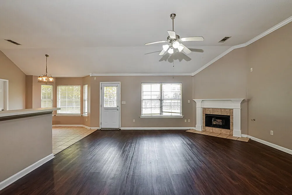 4 bed, 2.0 bath, 2158 sqft, $2,120 — Photo 3