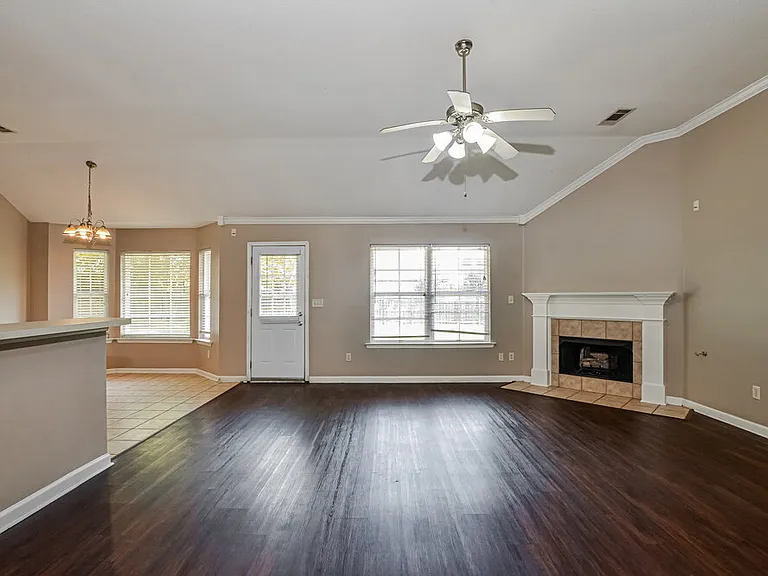 4064 Sidlehill Dr — Photo 3