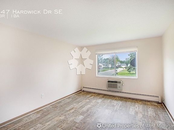 4th image of 947 Hardwick Dr SE