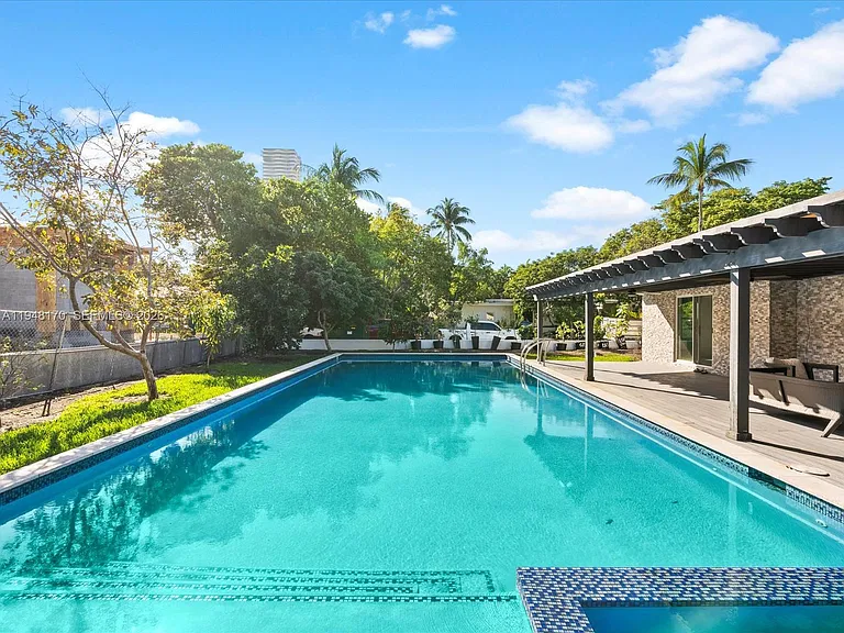 201 Golden Beach Dr — Photo 2
