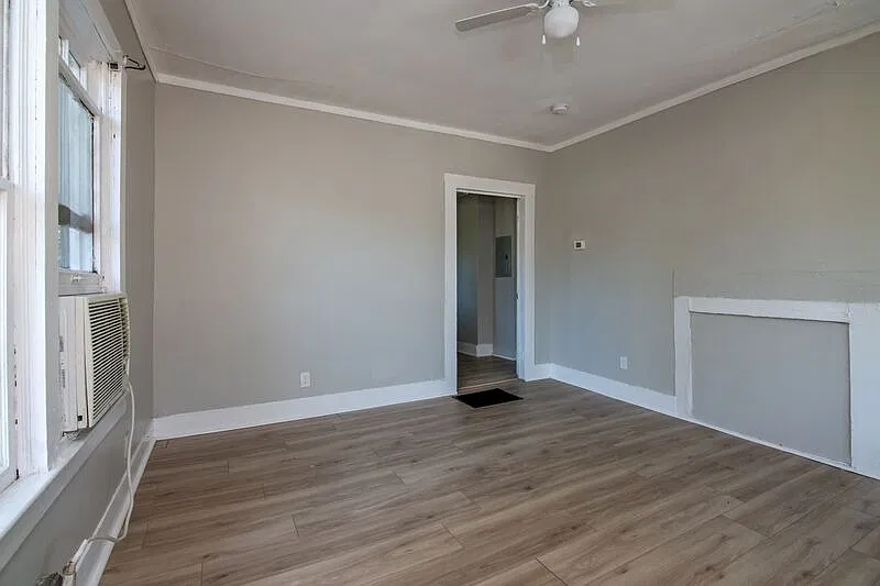 2 bed, 1.0 bath, 909 sqft, $850 — Photo 2