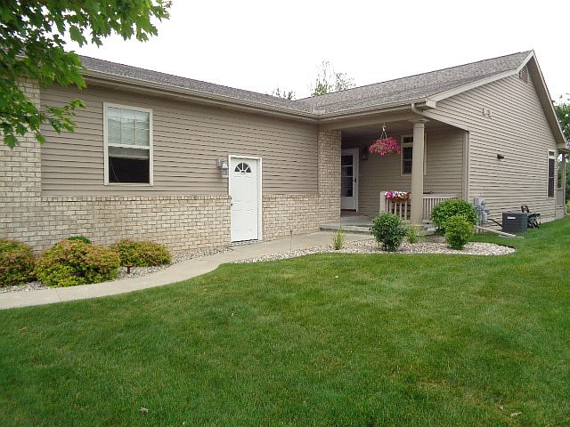 1st image of 553 Hampton Lake Dr