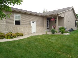 553 Hampton Lake Dr, Essexville, MI 48732
