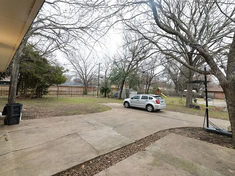614 N Young Blvd — Photo 16