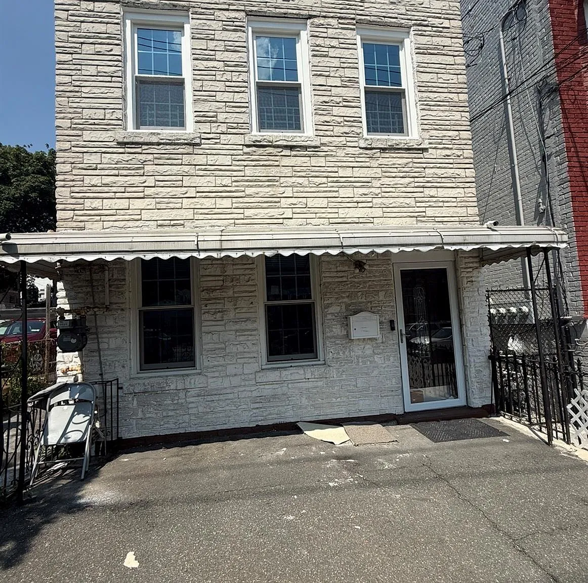3 bed, 2.0 bath, 1440 sqft, $3,900 — Photo 1