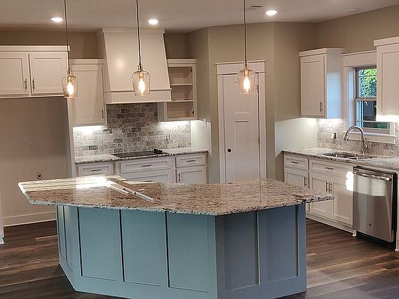 4th image of 687 Stonegate Dr