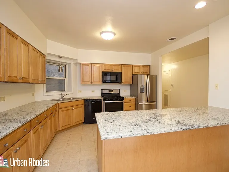 6713 N Sheridan Rd #2N — Photo 2
