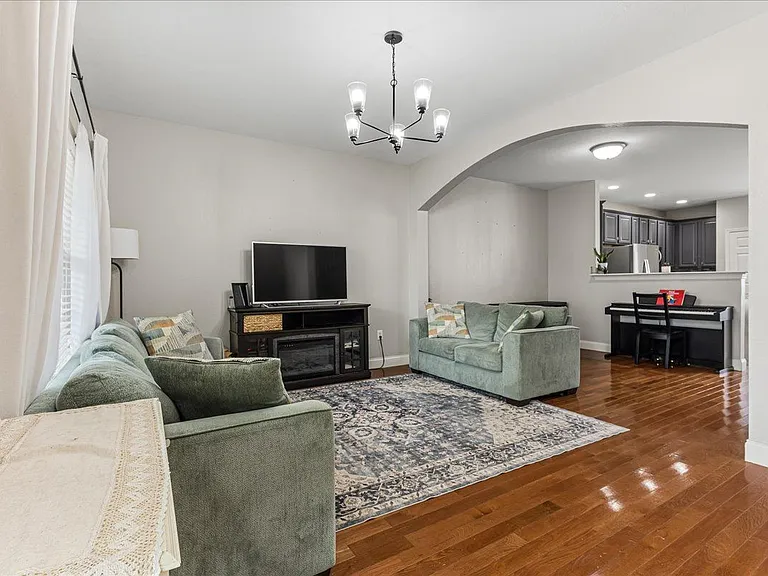 410 Ashbury Cir — Photo 3