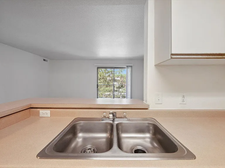 One Bedroom - 1 Bed / 1 Bath - 699 Sq.Ft.