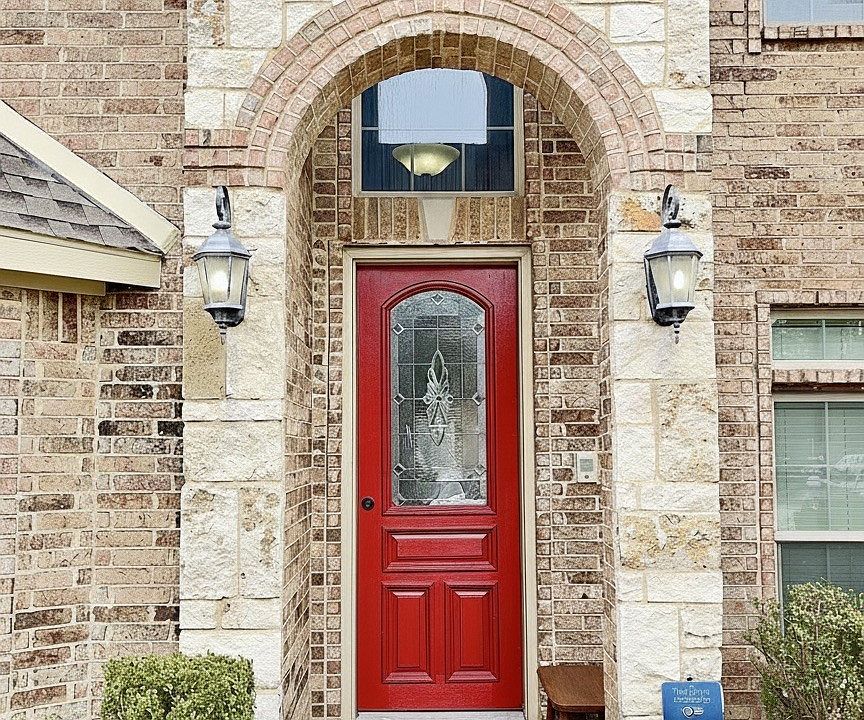 1st image of 915 Hidden Lakes Dr