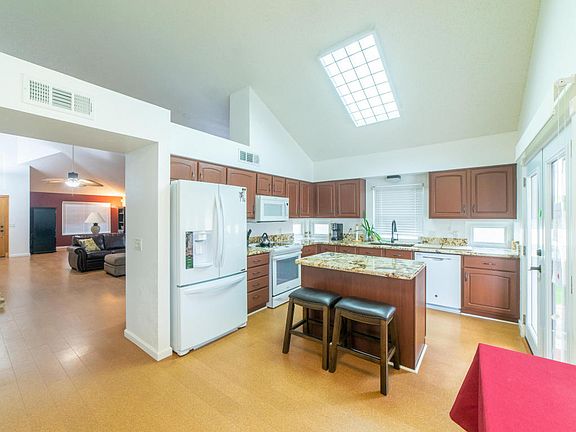 4th image of 3229 E Tanglewood Dr