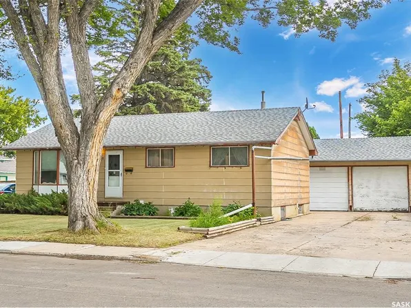 910 T AVENUE N, Saskatoon, SK S7L 3C1