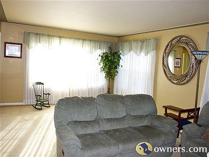 Large Living Room Picture 1