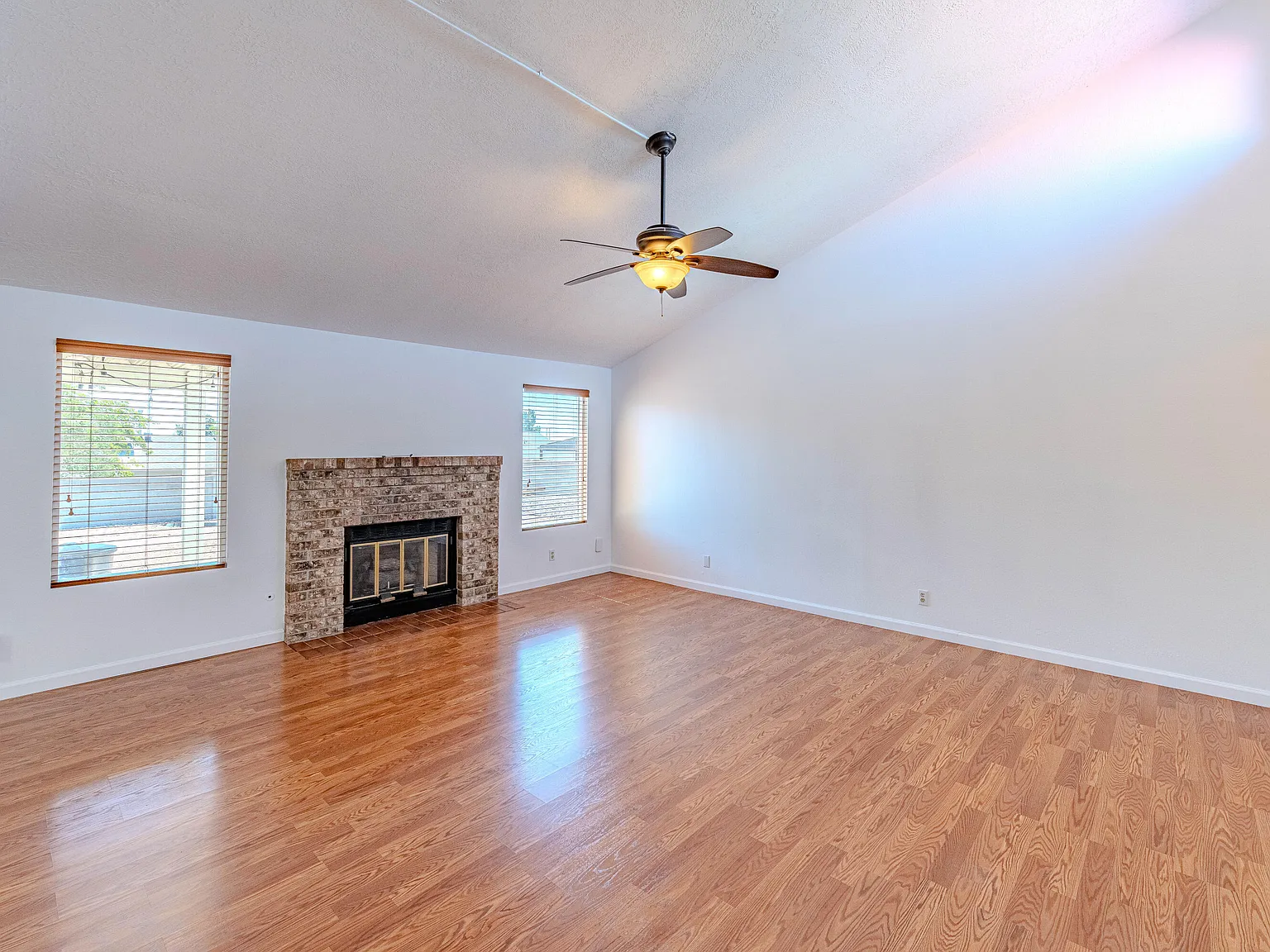 3 bed, 2.0 bath, 1433 sqft, $2,200 — Photo 3