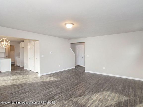 5th image of 1135 Oakwood Dr