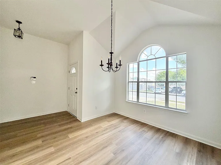 939 Dark Horse Ln — Photo 4