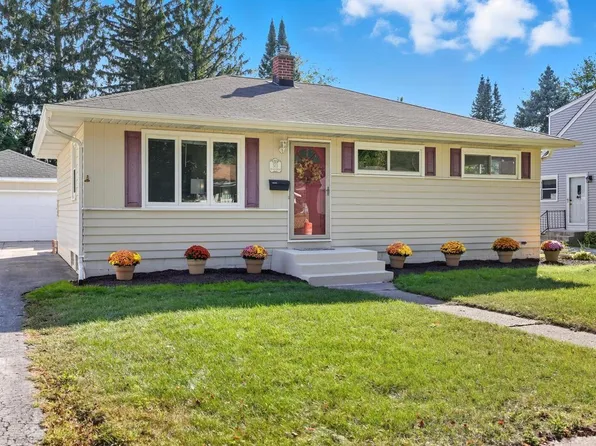 513 Peters DRIVE, Waukesha, WI 53188