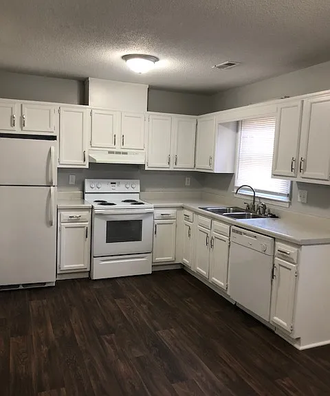 4400 Graceland Ct #4400 — Photo 1