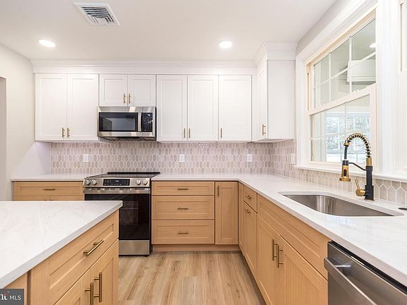 4th image of 1433 Sandys Ln