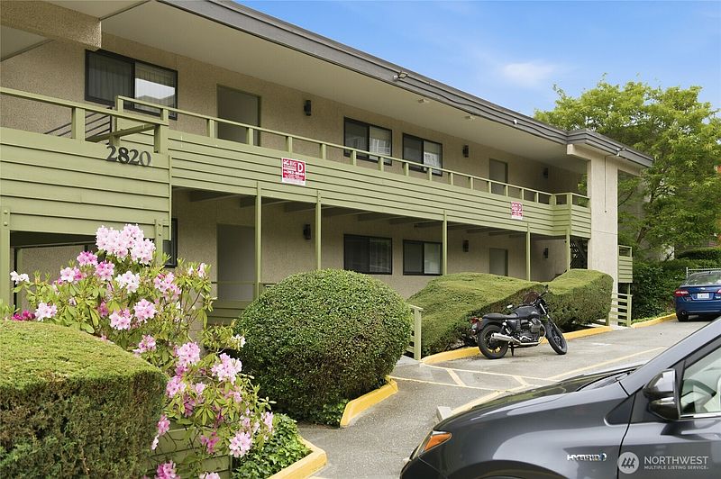 2nd image of 2820 15th Avenue W