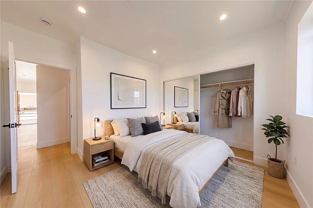 4 bed, 1966 sqft, $5,678 — Photo 4