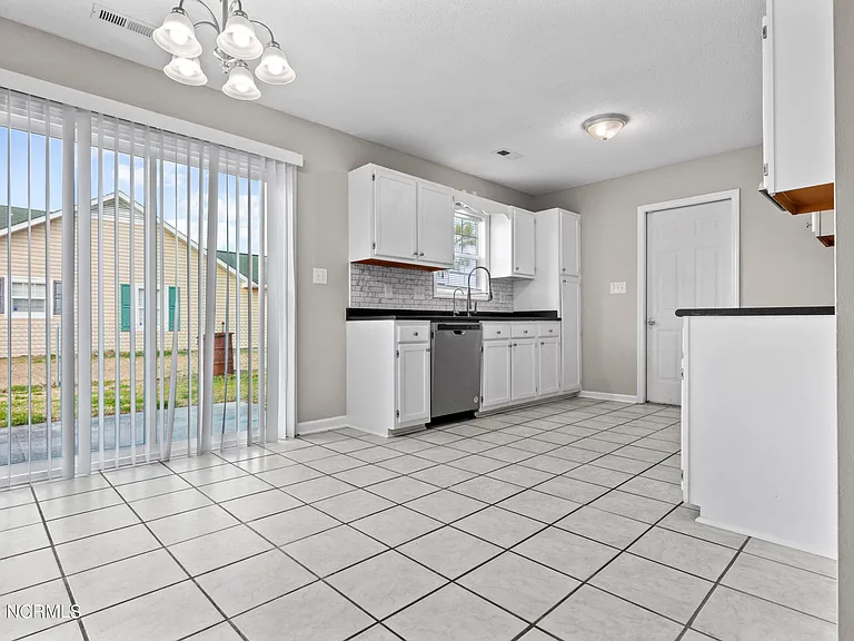 305 Foxridge Ln — Photo 6