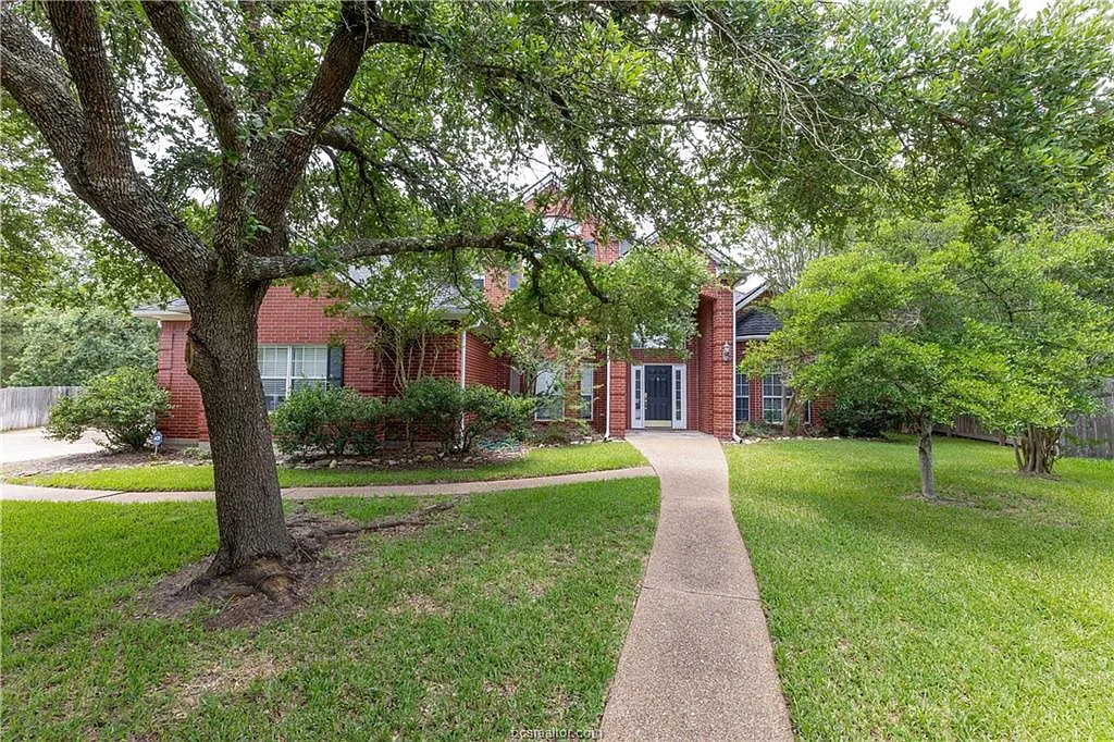 4 bed, 2.5 bath, 2813 sqft, $3,500 — Photo 1