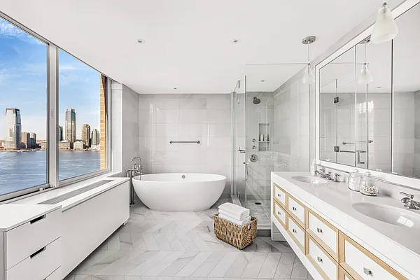 Sold by R New York | media 22