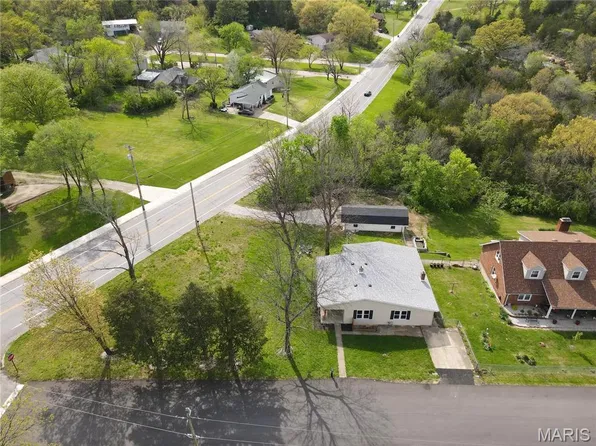 202 N Thomas St, De Soto, MO 63020