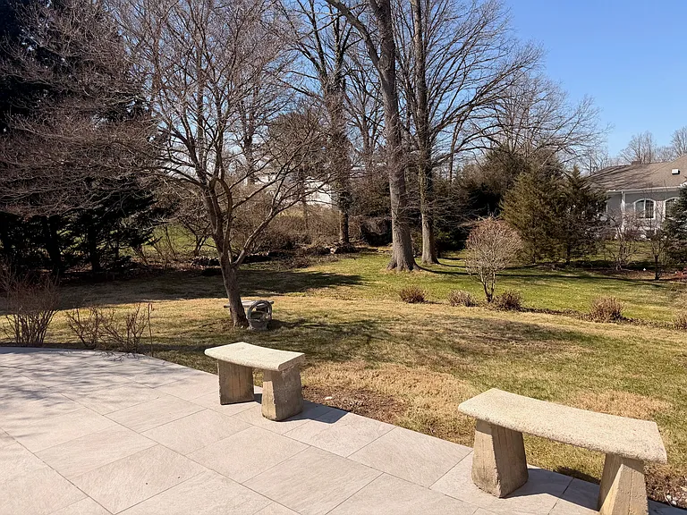115 Stonehedge Dr N — Photo 21